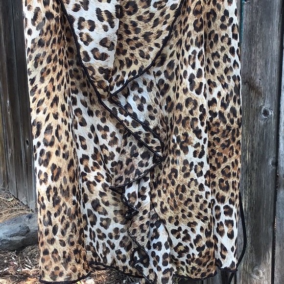 Light & Sheer Ruffle Tank Top - Picture 6 of 10